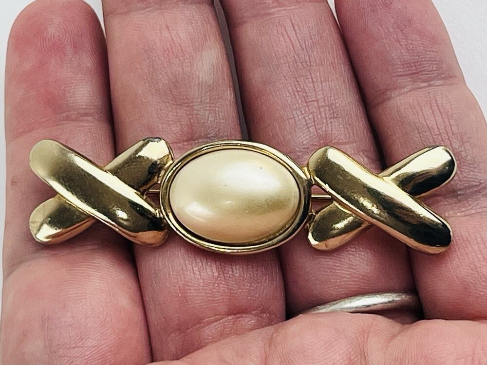Vintage CAROLEE Brooch Gold Tone Cabochon Pearl Pin XO Faux Twist Criss Cross ex